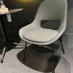 Armlehnstuhl Theia Low Stoff Shake Algae Grau Grün Stahlgestell Tiefschwarz Mit Filzgleitern