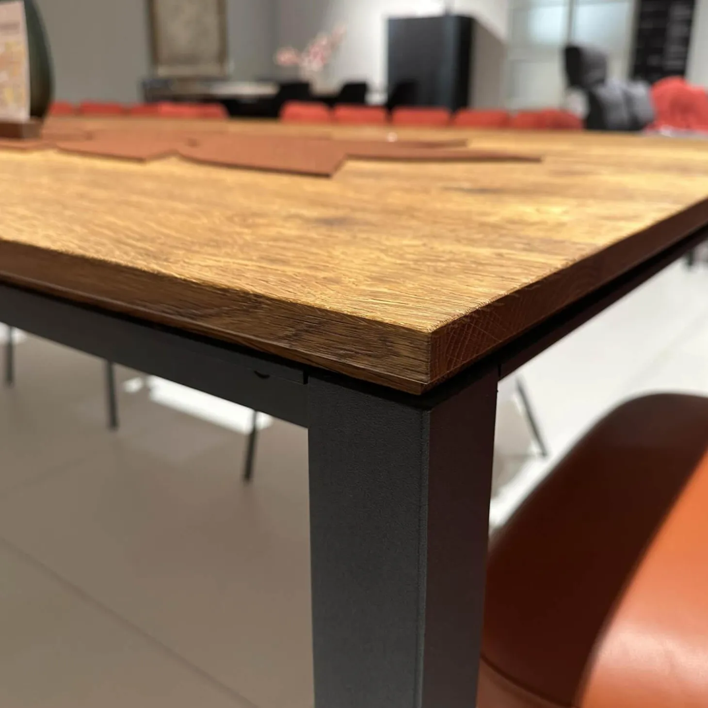 Ausziehtisch S600 Platte Eiche Geräuchert Natur Geölt Füße RAL 9005 Tiefschwarz Schwarz Pulverbeschichtet Matt