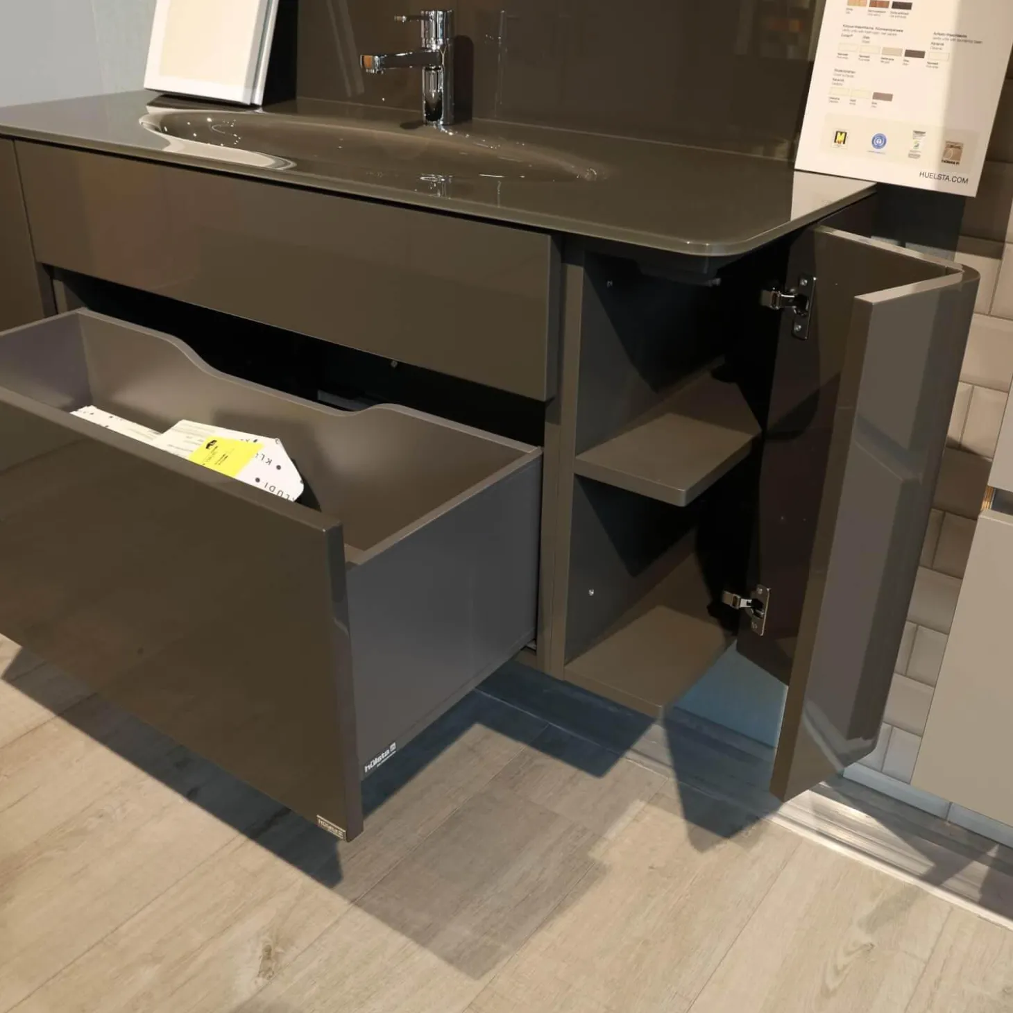 Badkombination Gentis Bad Hinterlackiertes Glas Lack Hochglanz Grau Mit LED Beleuchtung