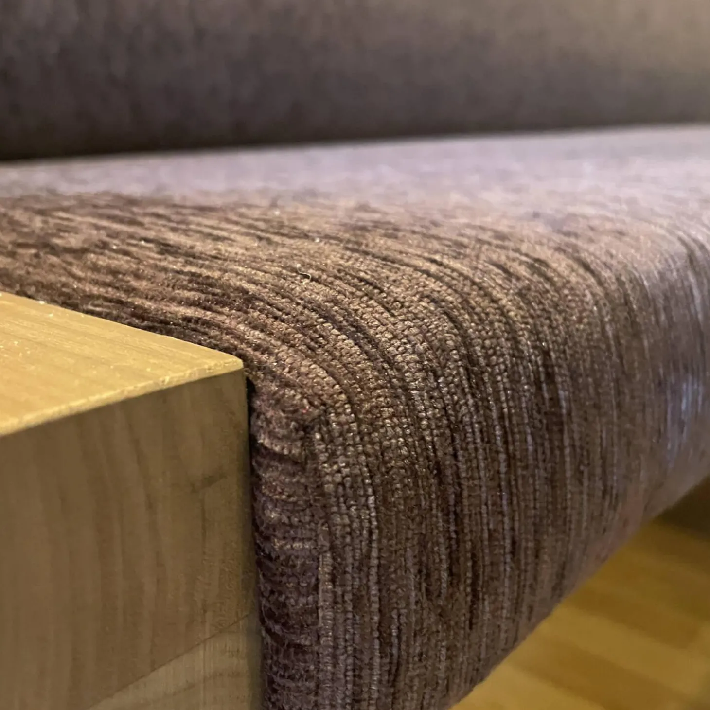 Bank Etra 313105 Bezug 92H001 Gestell Nußbaum Gebeizt 55