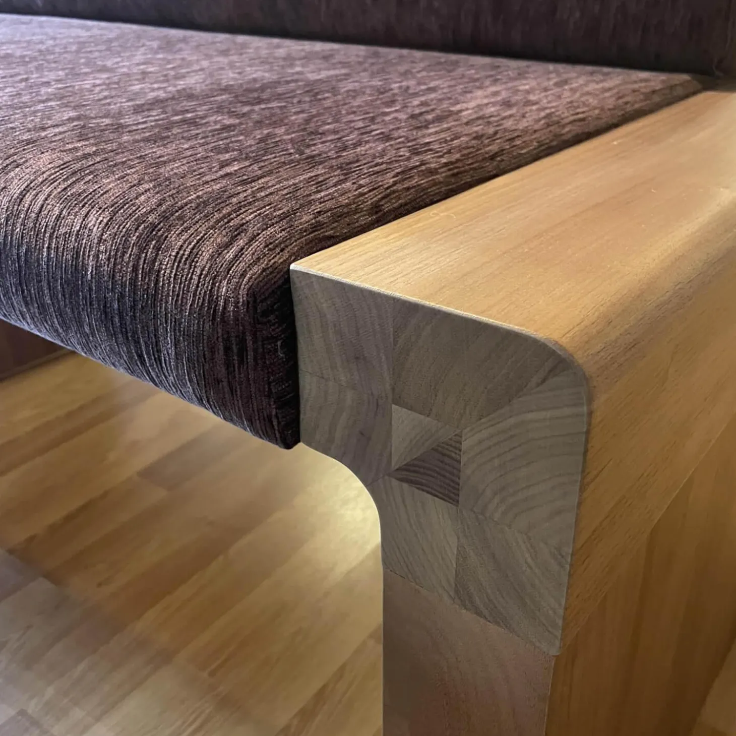 Bank Etra 313105 Bezug 92H001 Gestell Nußbaum Gebeizt 55