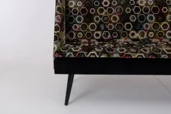 Bank Hygge Stoff Sukhna 01 Guild Mehrfarbig Grau Grün Rot Unterbau Stoff Sukhna 01 Schwarz Gestell Schwarz