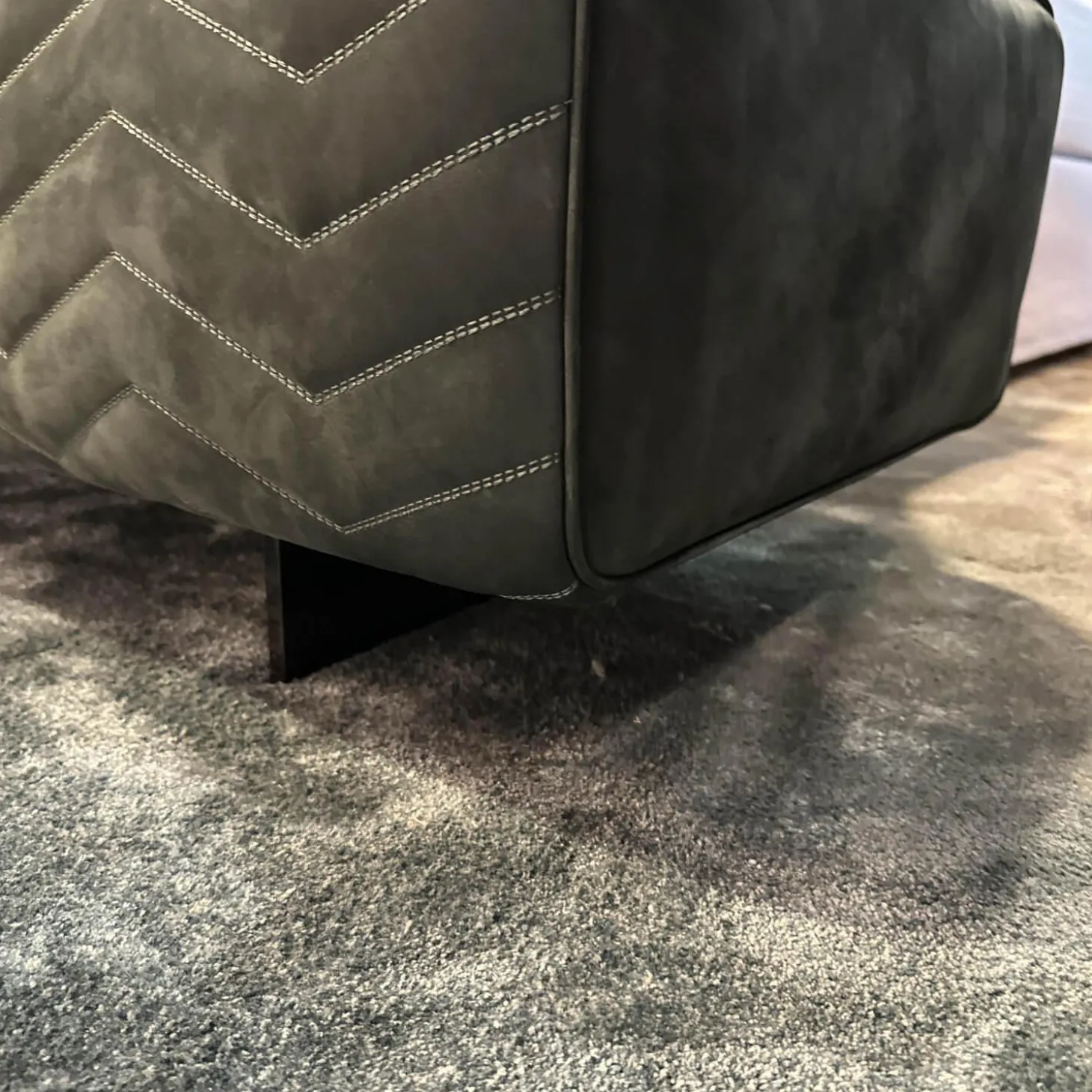 Bank Quincy Chevron Leder Nabuk 30 Malachite grün Gestell Metall Brandy Anthrazit Glänzend Lackiert