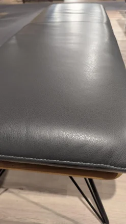 Bank Rosey Leder C-Classic Pepper Anthrazit Stativgestell Schwarz