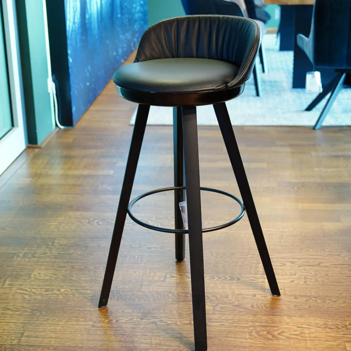 Barstuhl Romy Variante Uni Bezug Leder Sahara Ebony 60009 Holzgestell Eiche Schwarz WD002