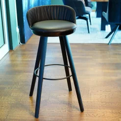 Barstuhl Romy Variante Uni Bezug Leder Sahara Ebony 60009 Holzgestell Eiche Schwarz WD002