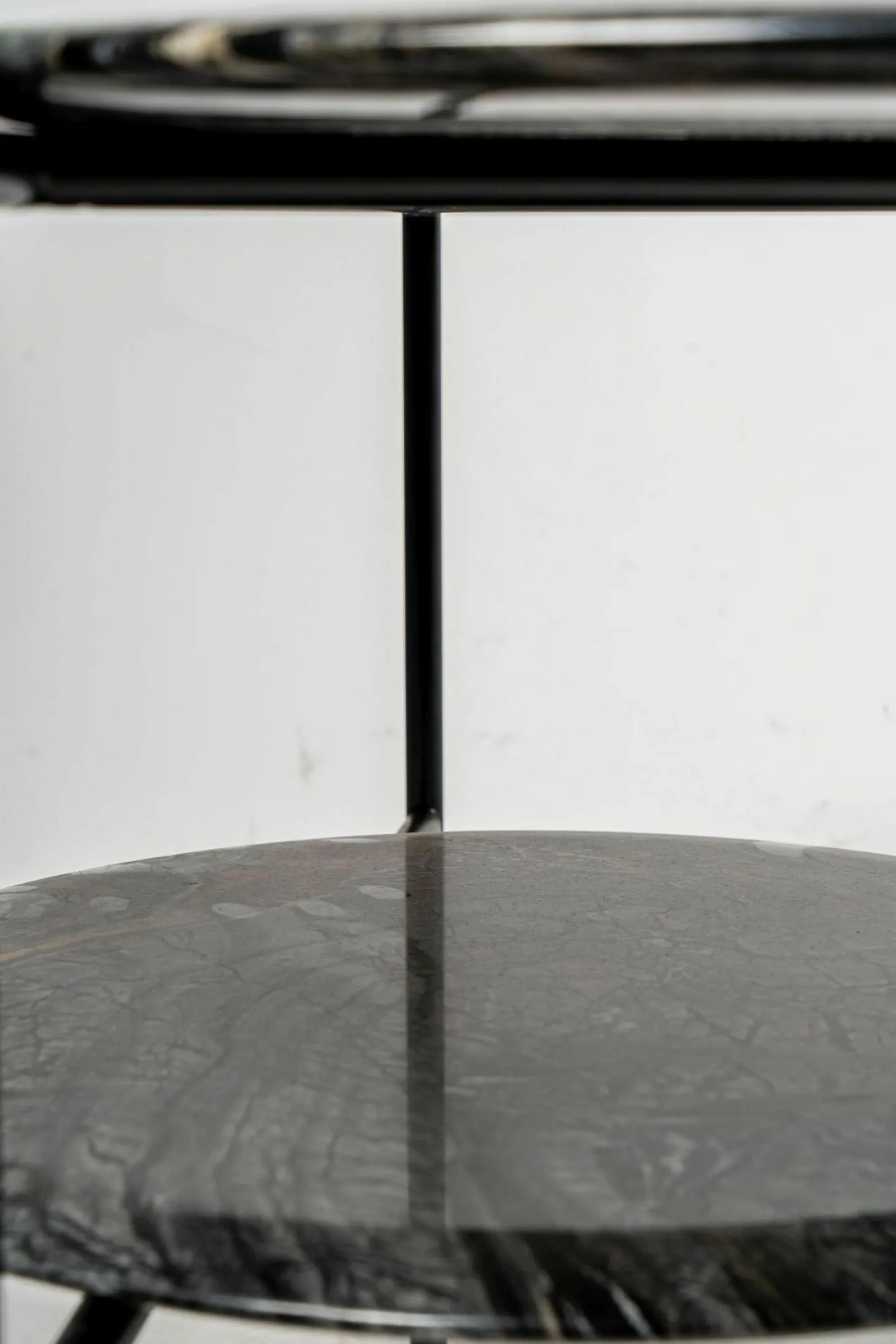 Beistelltisch Adrian 70R Platte Marmor Kenya MR2 Gestell Schwarz Matt Lackiert