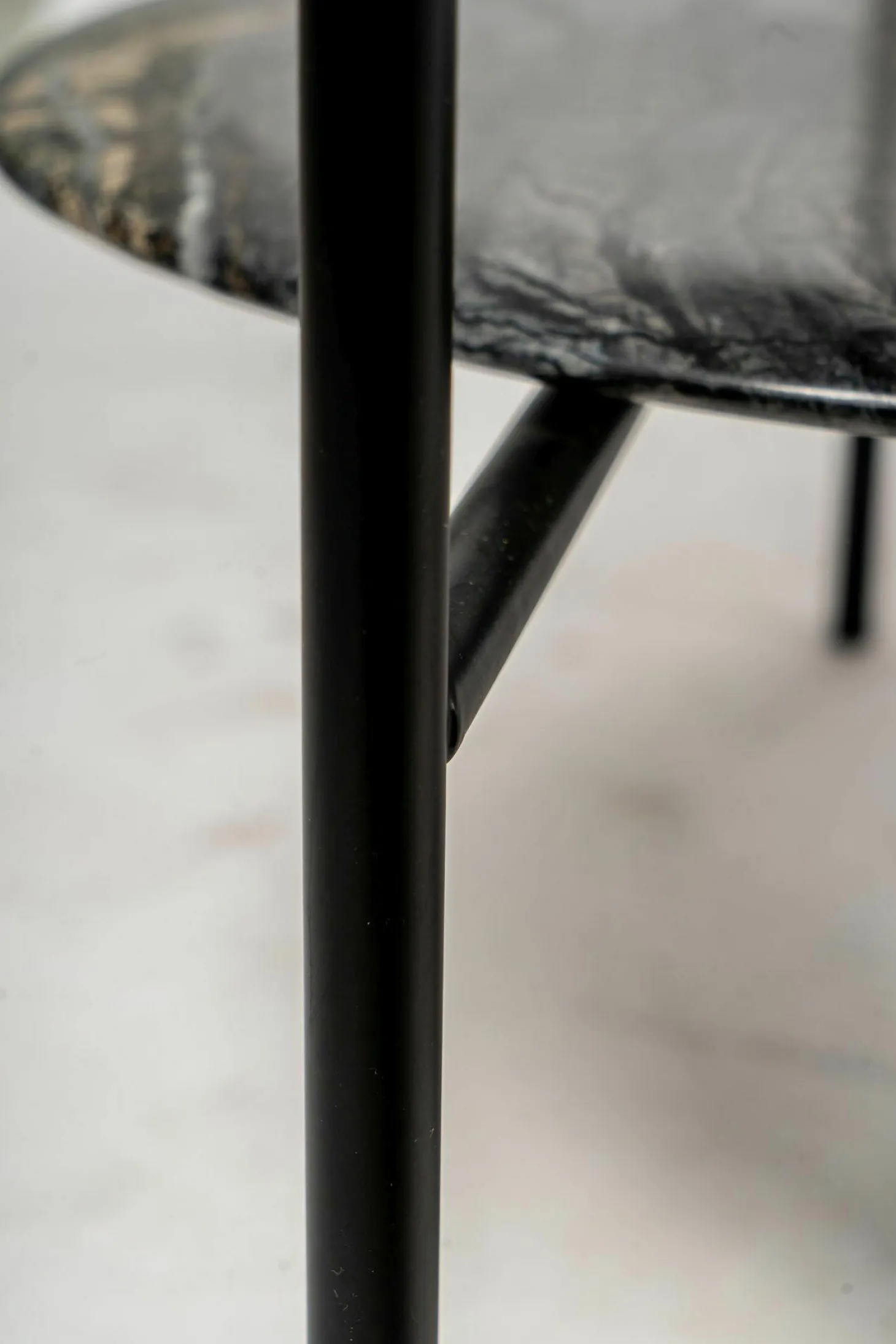 Beistelltisch Adrian 70R Platte Marmor Kenya MR2 Gestell Schwarz Matt Lackiert