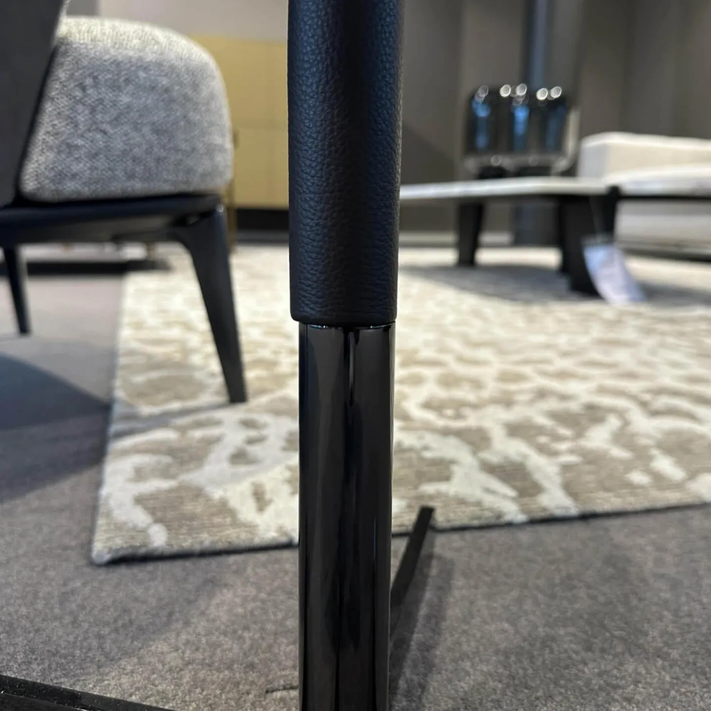 Beistelltisch Bob Platte Leder SC 80-Bruno Havana Caffe Schwarz Gestell Stahl Nickelbrüniert Schwarz