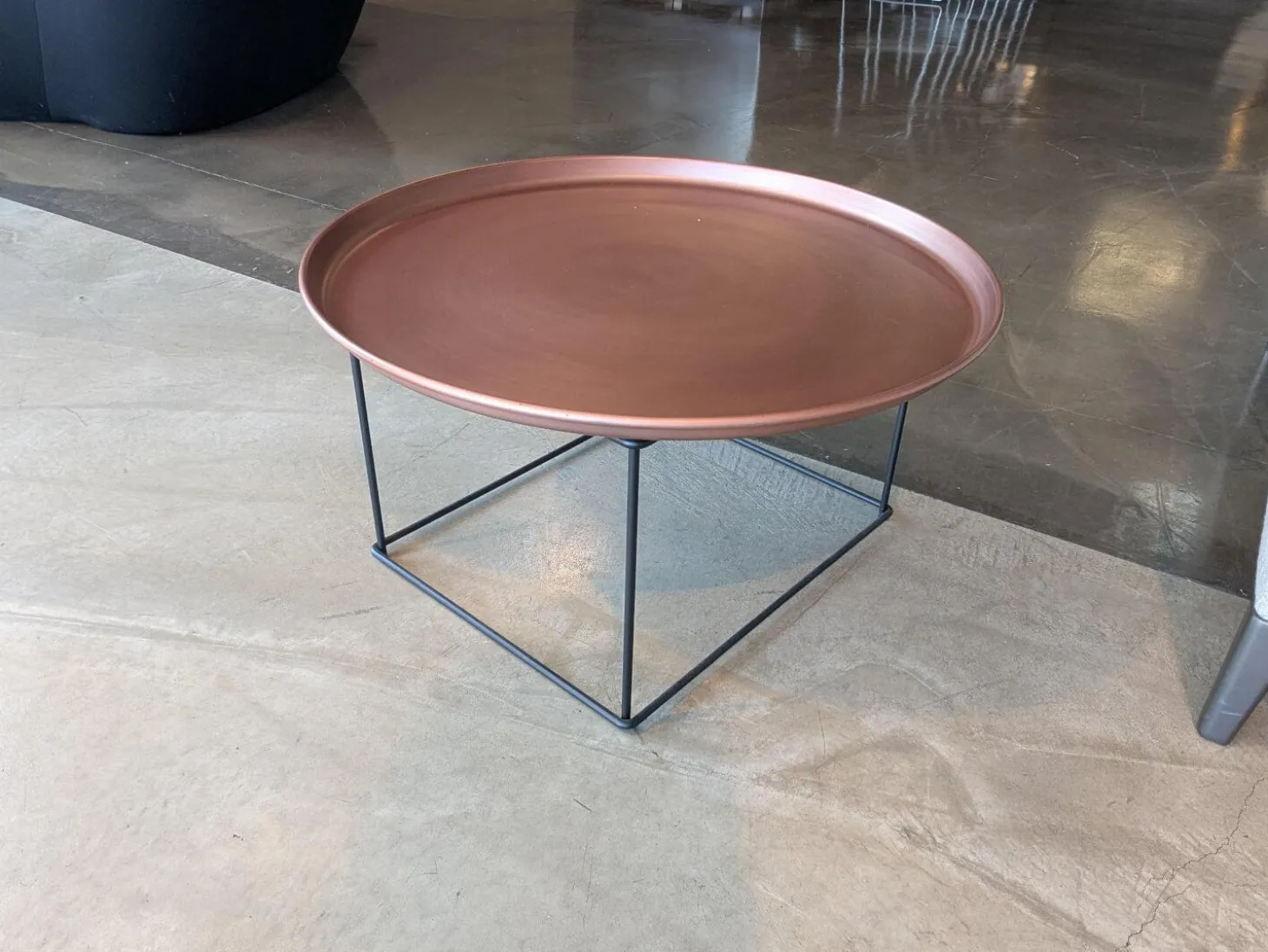 Beistelltisch Fat-Fat Platte Metall Brüniert 171r Bronze Gestell Stahl Schwarz Lackiert