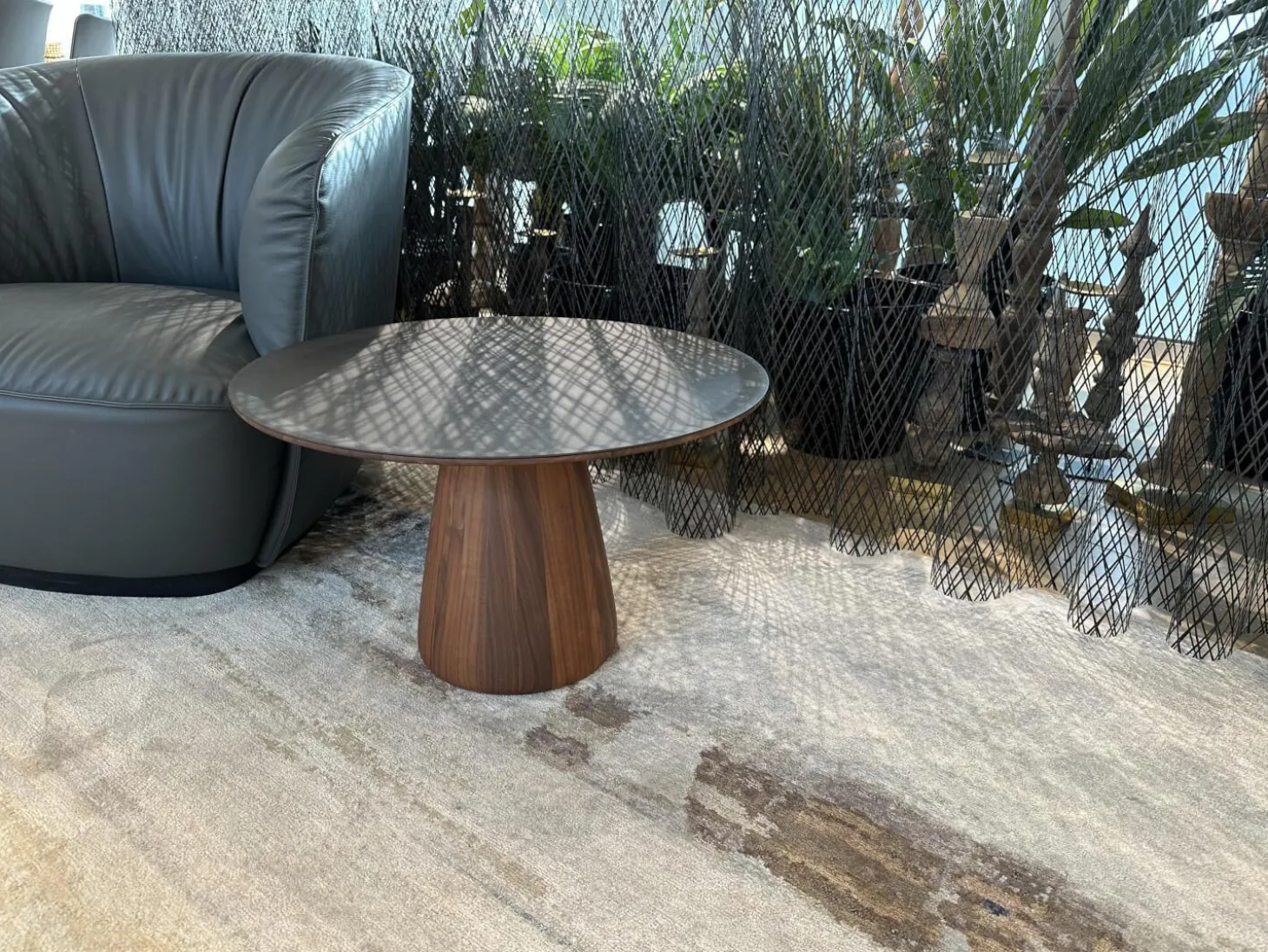 Beistelltisch Foster Rund Platte Stahl Matt Pulverbeschichtet Bronze Schwarz Säulenfuß Nussbaum Massiv Geölt