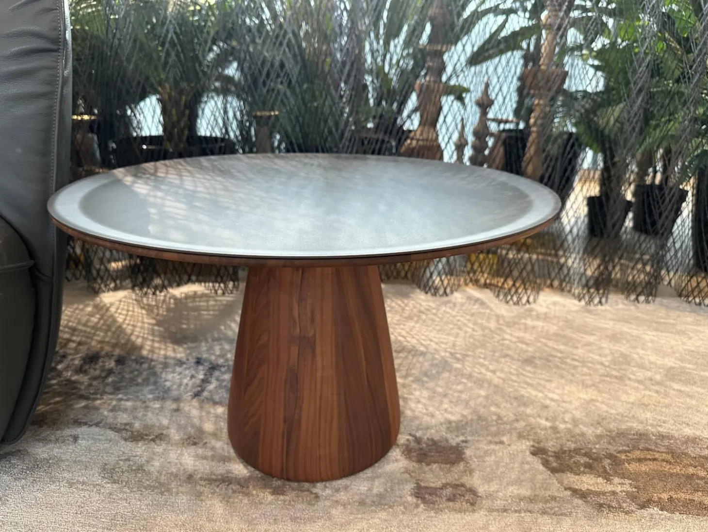 Beistelltisch Foster Rund Platte Stahl Matt Pulverbeschichtet Bronze Schwarz Säulenfuß Nussbaum Massiv Geölt