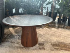 Beistelltisch Foster Rund Platte Stahl Matt Pulverbeschichtet Bronze Schwarz Säulenfuß Nussbaum Massiv Geölt