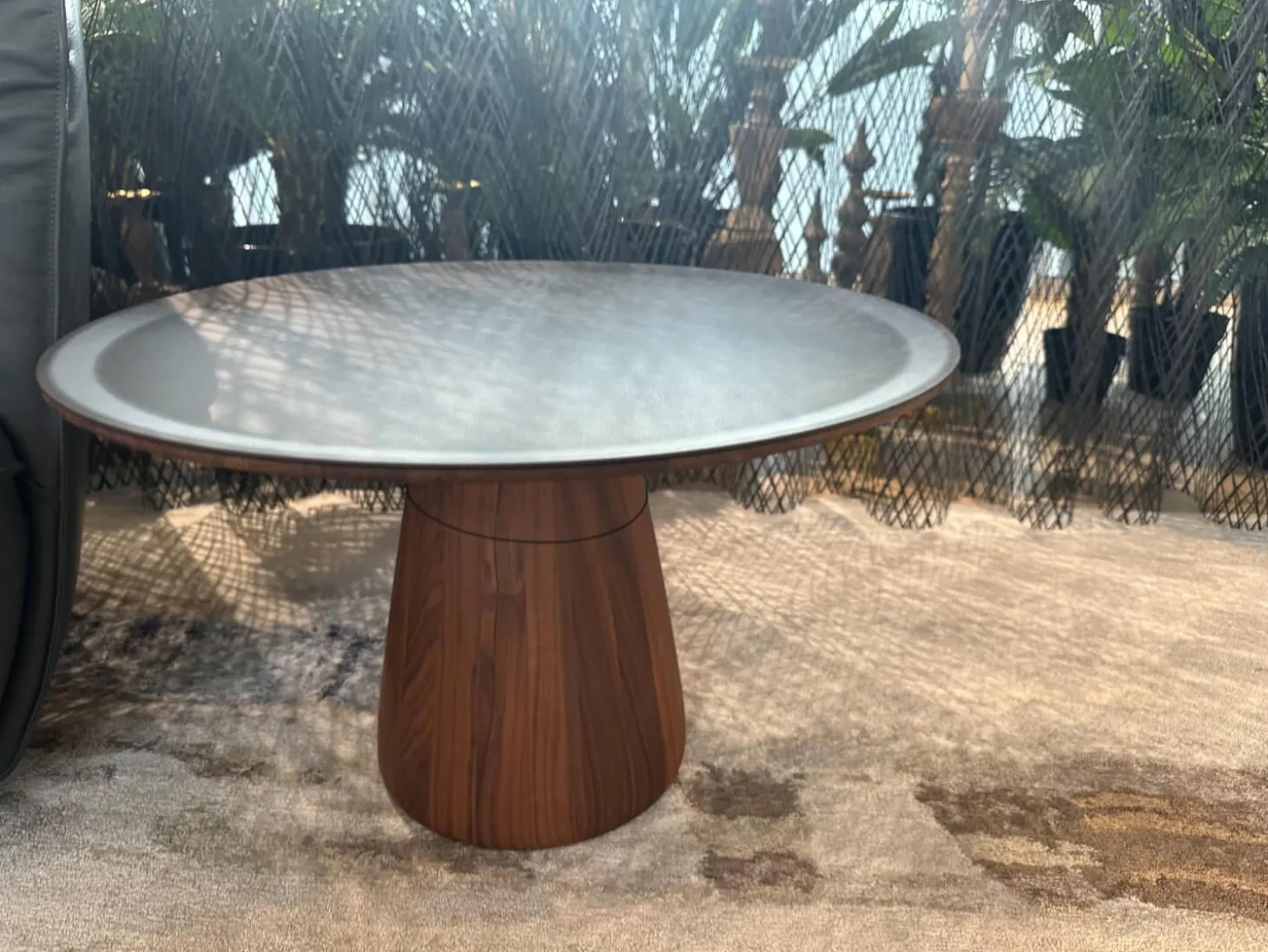 Beistelltisch Foster Rund Platte Stahl Matt Pulverbeschichtet Bronze Schwarz Säulenfuß Nussbaum Massiv Geölt