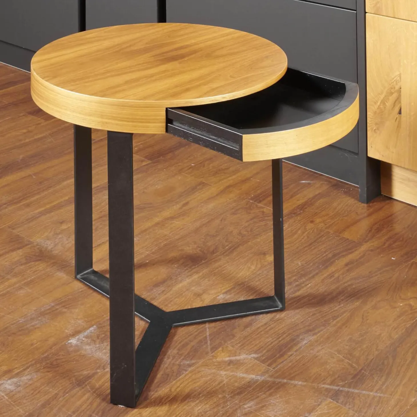 Beistelltisch Harry Walnuss Teilmassiv Furniert Gestell Eisen Schwarz Pulverbeschichtet