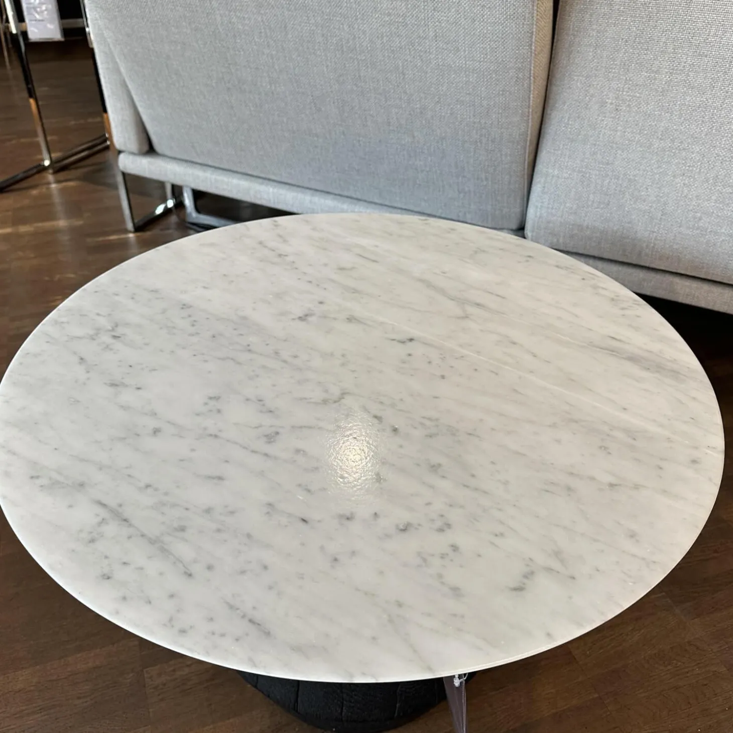 Beistelltisch Ivy Platte Naturstein Weiß Poliert Massivholzkegel Brandeiche Schwarz Geölt