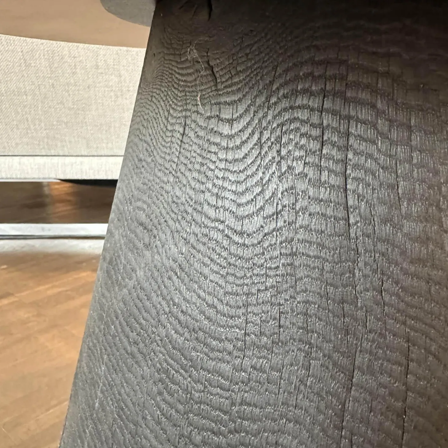 Beistelltisch Ivy Platte Naturstein Weiß Poliert Massivholzkegel Brandeiche Schwarz Geölt