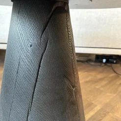 Beistelltisch Ivy Platte Stahlblech Dunkelgrau Strukturiert Massivholzkegel Brandeiche Schwarz Geölt