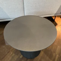 Beistelltisch Ivy Platte Stahlblech Dunkelgrau Strukturiert Massivholzkegel Brandeiche Schwarz Geölt