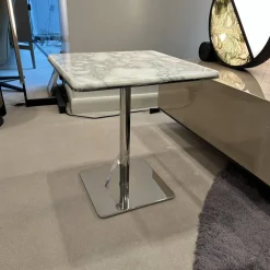 Beistelltisch Kyle Platte Marmor Calacatta Weiß Grau Gestell Metall Glänzend Chrom