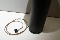 Beistelltisch Loup Groß Platte Nussbaum Fuß Metall Carbon mit Qi Ladefunktion