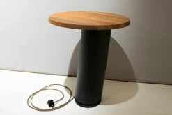 Beistelltisch Loup Groß Platte Nussbaum Fuß Metall Carbon mit Qi Ladefunktion