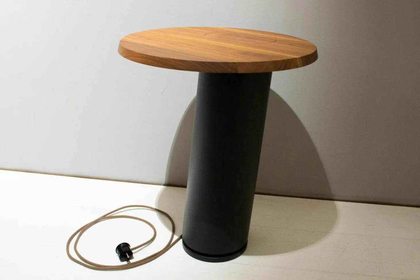 Beistelltisch Loup Groß Platte Nussbaum Fuß Metall Carbon mit Qi Ladefunktion