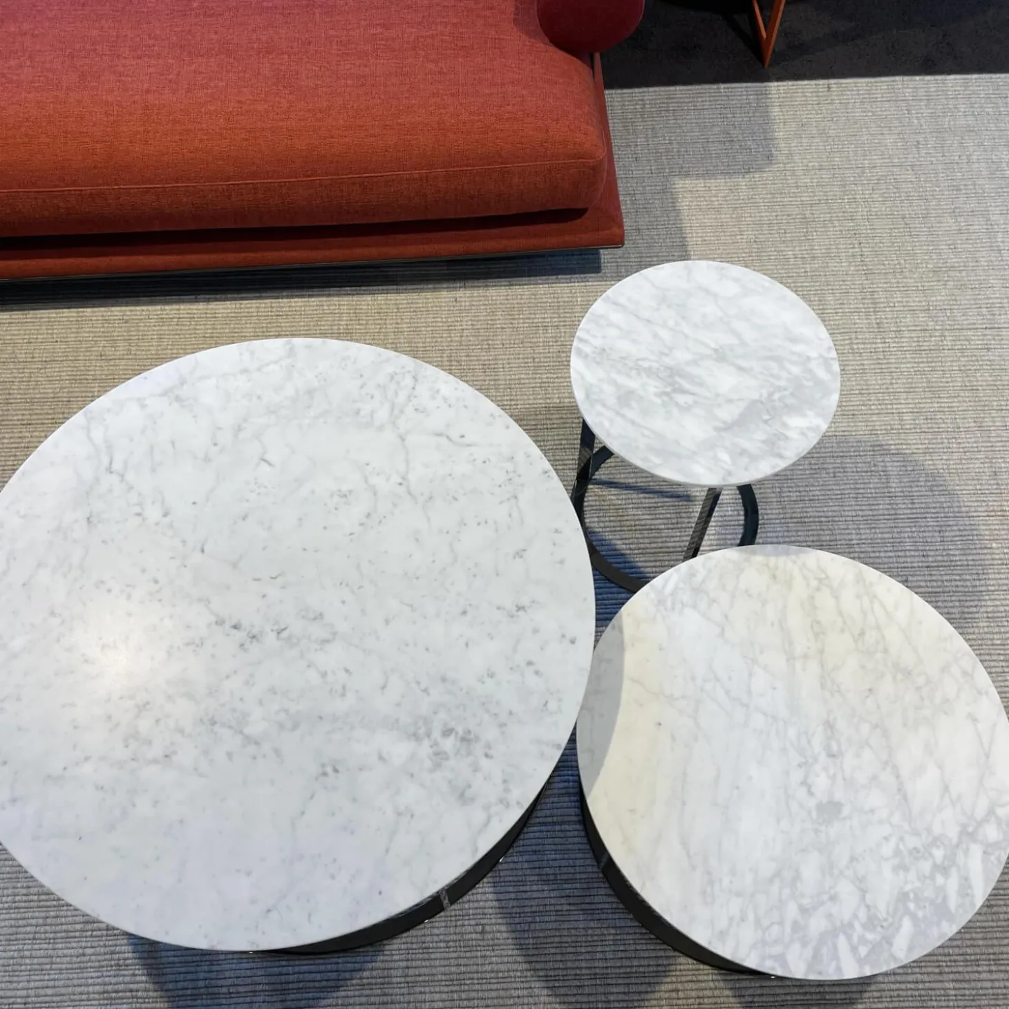 Beistelltisch Mera Durchmesser 60cm Marmor Weiß Gestell Schwarz Verchromt