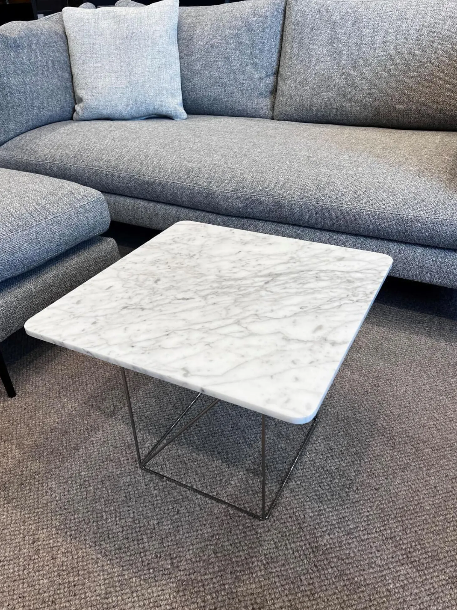 Beistelltisch Pilotis T 7750 Tischplatte S02 Marmor Arabescato Corchia Weiß Grau Geschliffen Gestell Metall Chrom