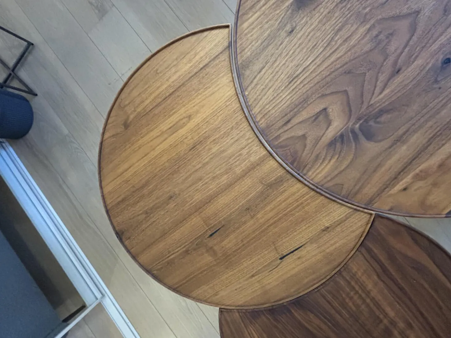 Beistelltisch Set Sichel Platten Nussbaum Astig Natur Geölt Gestell Rundstahl Schwarz Pulverbeschichtet