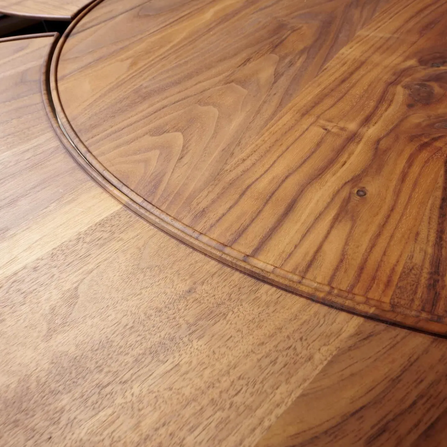 Beistelltisch Sichel Massiv Nussbaum Geölt Platten Mit Profilkante Eisengestell Dunkel Schwarz