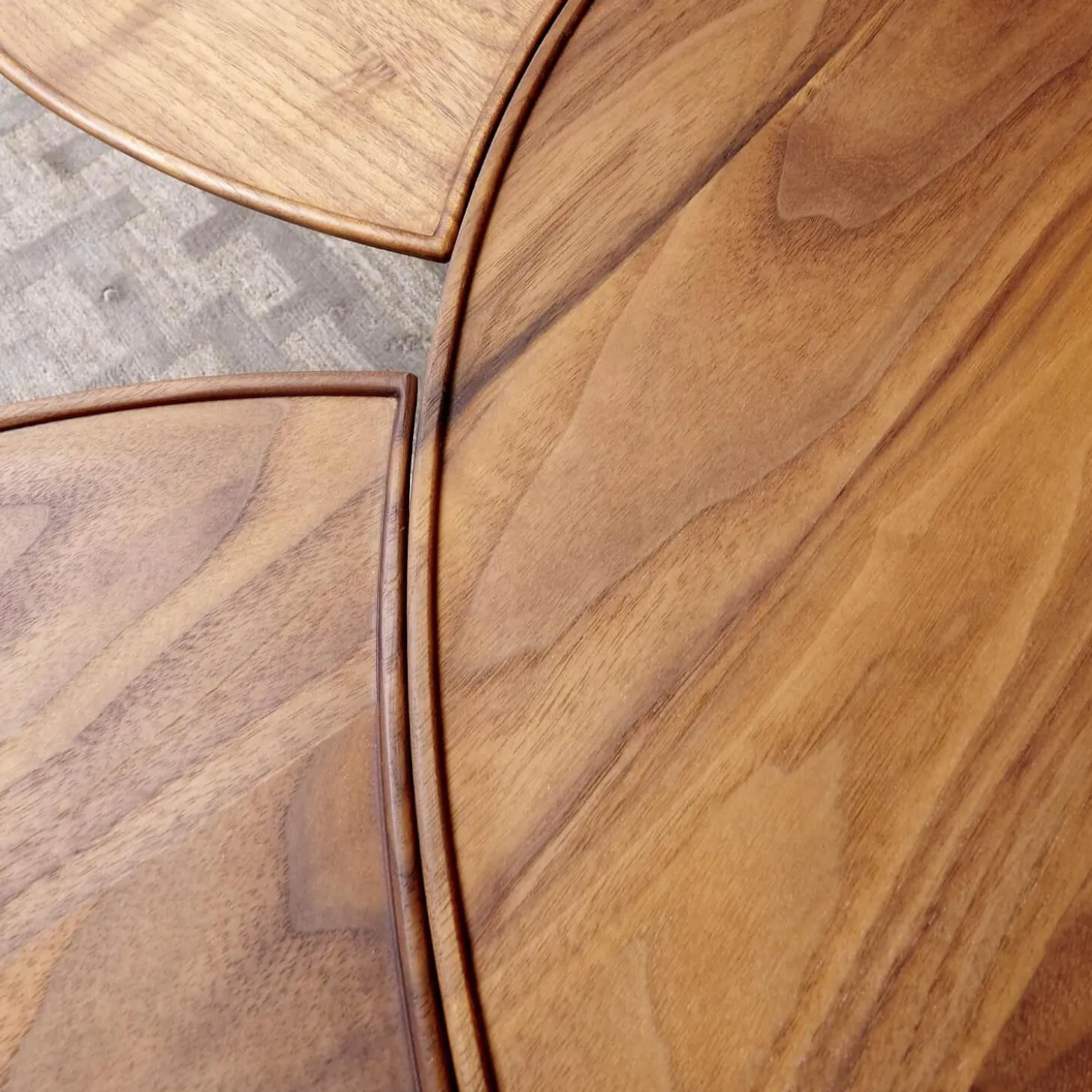 Beistelltisch Sichel Massiv Nussbaum Geölt Platten Mit Profilkante Eisengestell Dunkel Schwarz