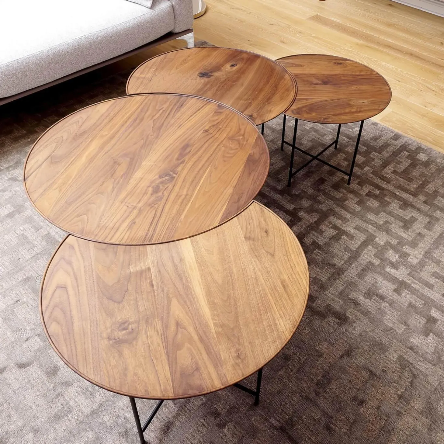 Beistelltisch Sichel Massiv Nussbaum Geölt Platten Mit Profilkante Eisengestell Dunkel Schwarz