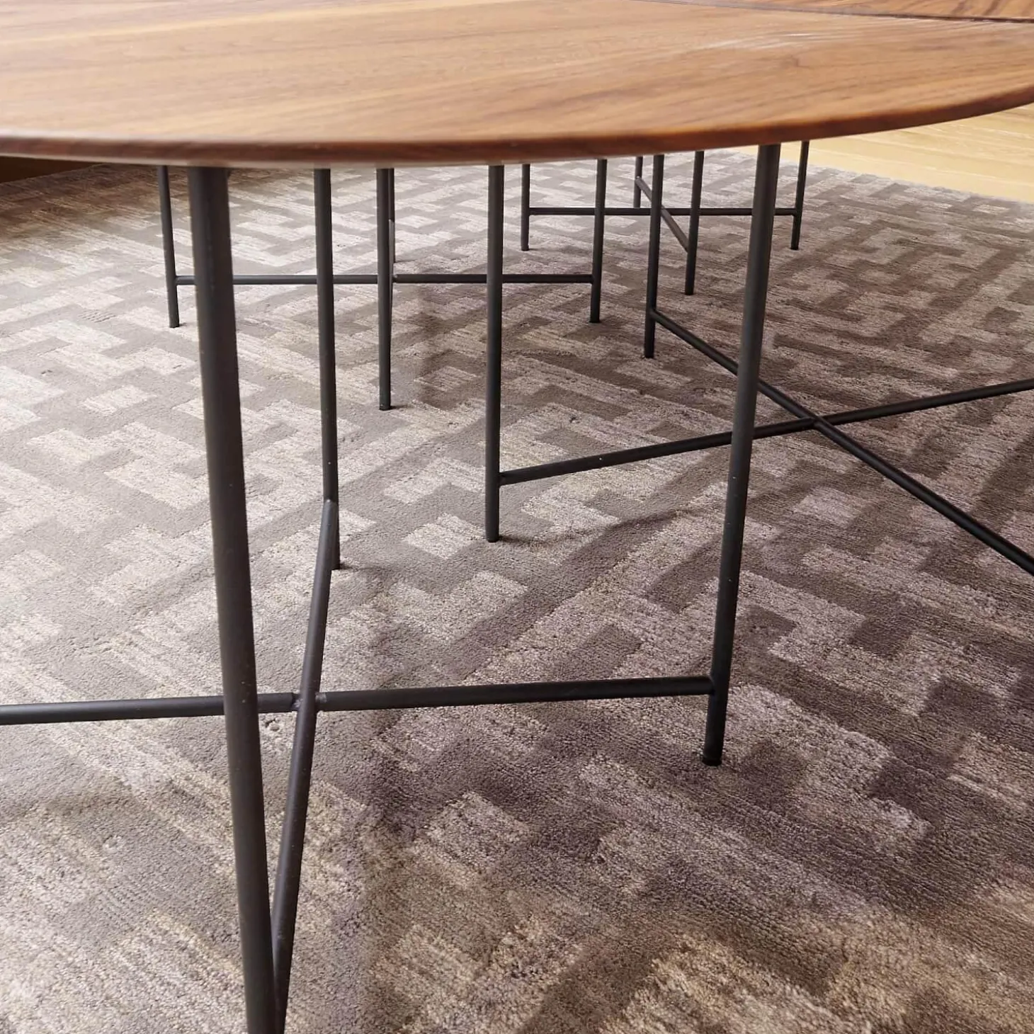 Beistelltisch Sichel Massiv Nussbaum Geölt Platten Mit Profilkante Eisengestell Dunkel Schwarz