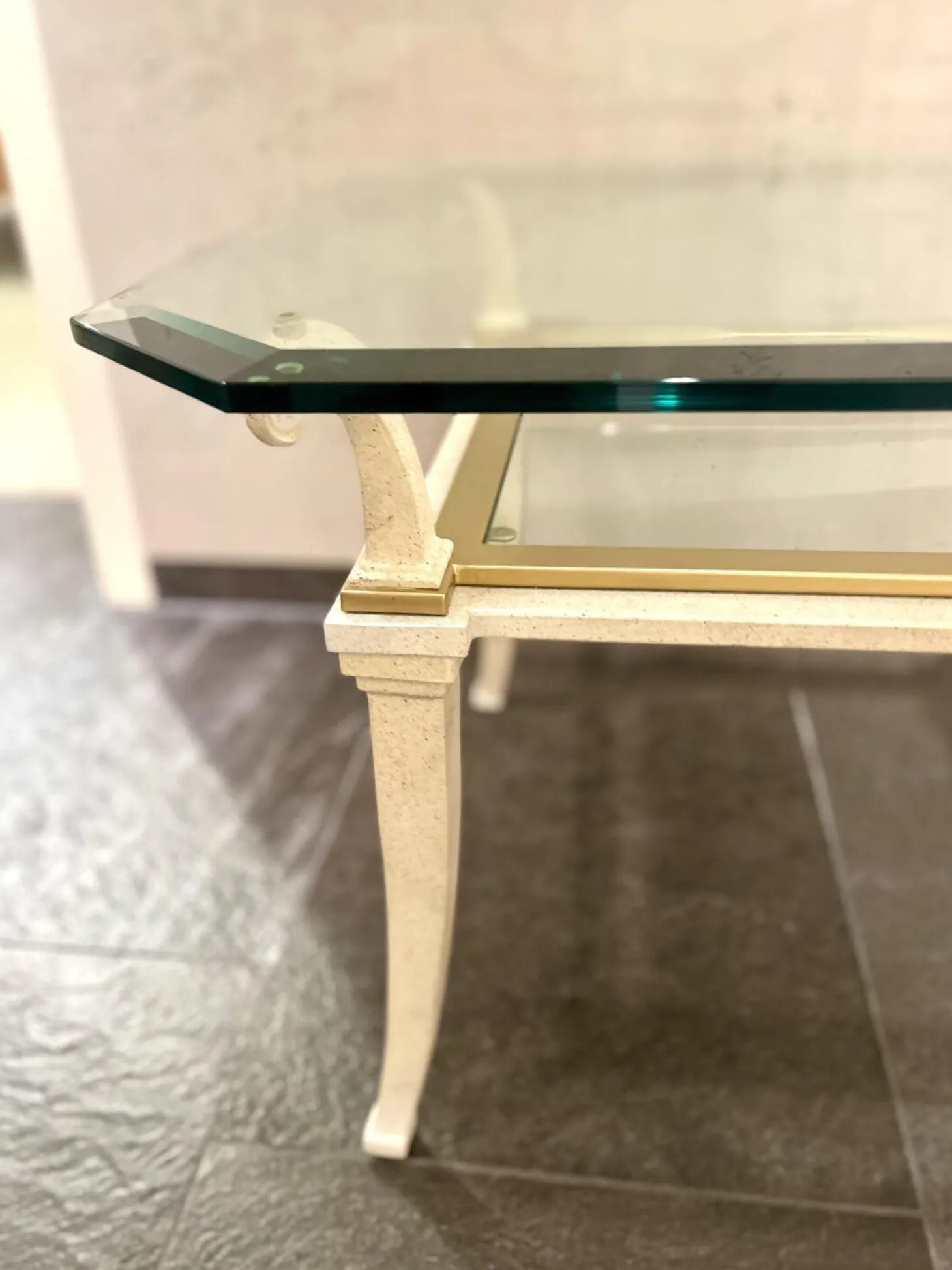 Beistelltisch Sydra Platte Kristallglas Facettenschliff Gestell Eisen Vanille Weiß