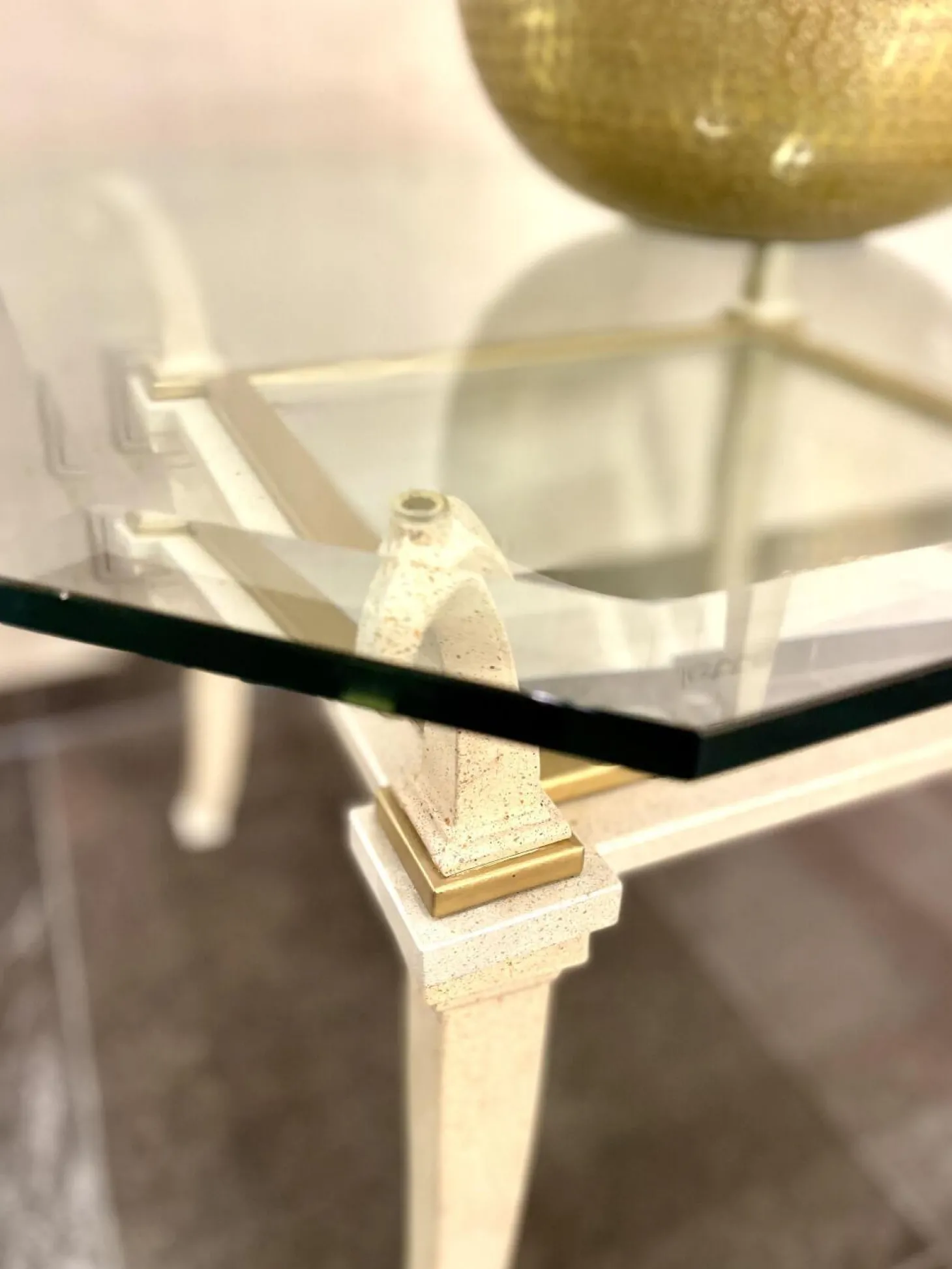 Beistelltisch Sydra Platte Kristallglas Facettenschliff Gestell Eisen Vanille Weiß