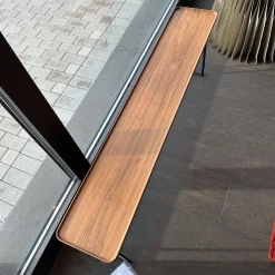 Beistelltisch Torei Platte Amerikanischer Nussbaum Gestell Metall Schwarz Matt Lackiert