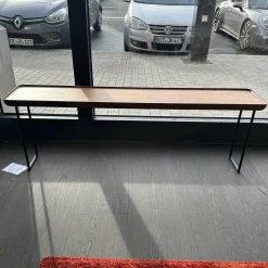 Beistelltisch Torei Platte Amerikanischer Nussbaum Gestell Metall Schwarz Matt Lackiert