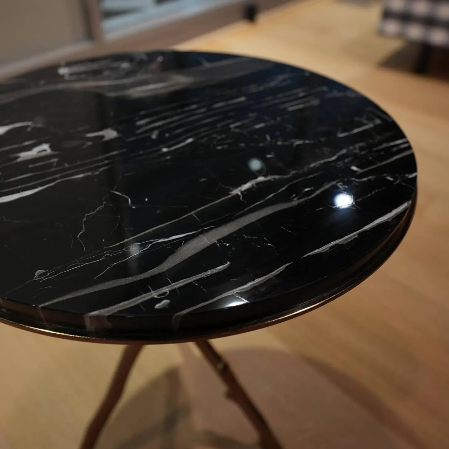 Beistelltisch Westchester Tischplatte Schwarzer Marmor Zweiggestell Metall Mit Gold Finish