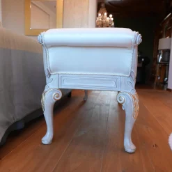 Bett 1996 Finish Ceruse Und Gold Stoff Monte Bianco Silber Weiß Gestell Massivholz Mit Fußbank Und 2 Nachtkommoden Ohne Matratze