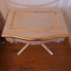 Bett 1996 Finish Ceruse Und Gold Stoff Monte Bianco Silber Weiß Gestell Massivholz Mit Fußbank Und 2 Nachtkommoden Ohne Matratze