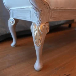 Bett 1996 Finish Ceruse Und Gold Stoff Monte Bianco Silber Weiß Gestell Massivholz Mit Fußbank Und 2 Nachtkommoden Ohne Matratze