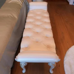 Bett 1996 Finish Ceruse Und Gold Stoff Monte Bianco Silber Weiß Gestell Massivholz Mit Fußbank Und 2 Nachtkommoden Ohne Matratze