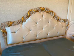 Bett 1996 Finish Ceruse Und Gold Stoff Monte Bianco Silber Weiß Gestell Massivholz Mit Fußbank Und 2 Nachtkommoden Ohne Matratze