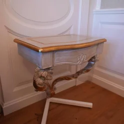 Bett 1996 Finish Ceruse Und Gold Stoff Monte Bianco Silber Weiß Gestell Massivholz Mit Fußbank Und 2 Nachtkommoden Ohne Matratze