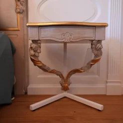 Bett 1996 Finish Ceruse Und Gold Stoff Monte Bianco Silber Weiß Gestell Massivholz Mit Fußbank Und 2 Nachtkommoden Ohne Matratze