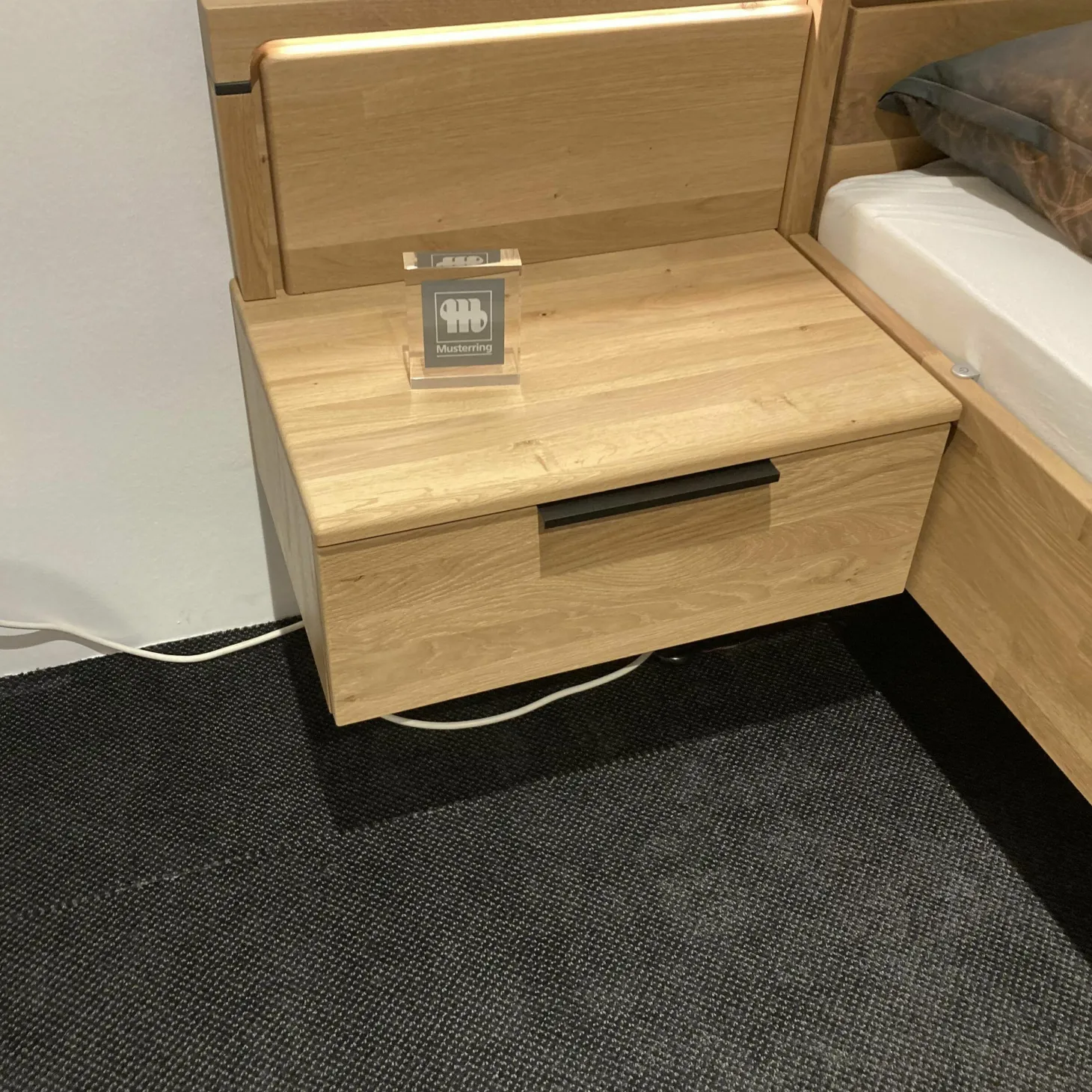 Bett Anconia Eiche Natur Massiv Mit 2 Hängekonsolen Mit Aufsatzpanleele Eiche Natur Massiv Griffe Eiche Natur Anthrazit Inklusive Beleuchtung Ohne Lattenrost Ohne Matratze