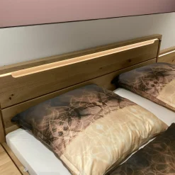 Bett Anconia Eiche Natur Massiv Mit 2 Hängekonsolen Mit Aufsatzpanleele Eiche Natur Massiv Griffe Eiche Natur Anthrazit Inklusive Beleuchtung Ohne Lattenrost Ohne Matratze