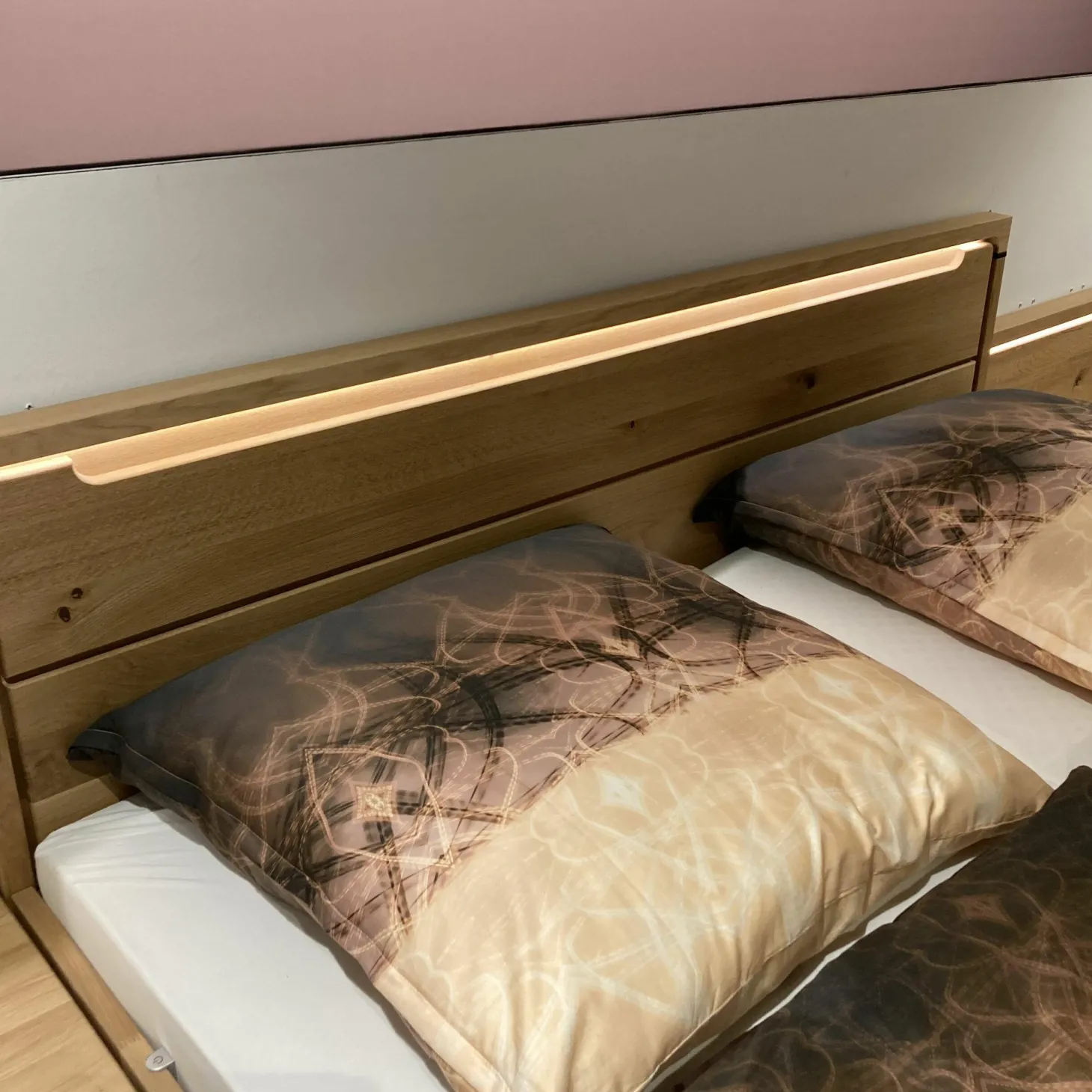 Bett Anconia Eiche Natur Massiv Mit 2 Hängekonsolen Mit Aufsatzpanleele Eiche Natur Massiv Griffe Eiche Natur Anthrazit Inklusive Beleuchtung Ohne Lattenrost Ohne Matratze