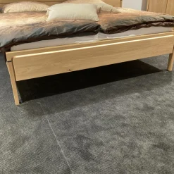 Bett Anconia Eiche Natur Massiv Mit 2 Hängekonsolen Mit Aufsatzpanleele Eiche Natur Massiv Griffe Eiche Natur Anthrazit Inklusive Beleuchtung Ohne Lattenrost Ohne Matratze